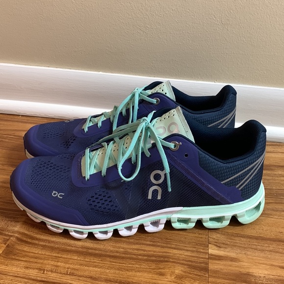 On Running Shoes - On Cloudflow Running Sneakers- size 8 (Women’s)
